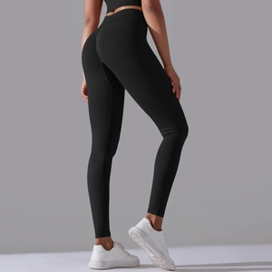 Detailweergave van zwarte sportlegging met hoge taille en naadloos push-up effect