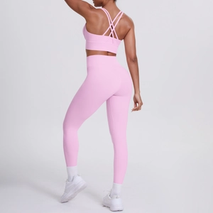 Détail de la brassière de yoga dos croisé et leggings en tissu rose clair doux
