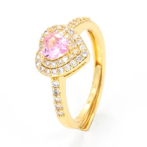 Goldring mit rosa Herz-Zirkonia umgeben von klaren Kristallen auf weißem Hintergrund