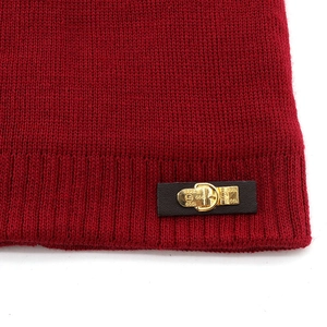 Bonnet en tricot rouge avec boucle classique en cuir et attache dorée pour l'hiver