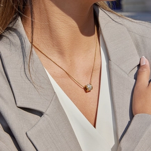 Goldene Edelstahl-Schlangenkette mit einem zylinderförmigen Pavee-Zirkonia-Anhänger