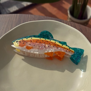 Pince à cheveux mignonne en forme de poisson en acétate coloré sur assiette en céramique