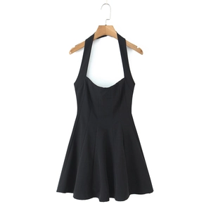 Dettaglio dello scollo all'americana e della vita sartoriale sull'abito corto nero