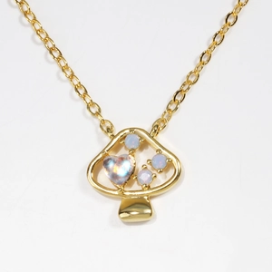Collana a fungo placcata in oro con pendente a cuore in opale per donna su sfondo bianco