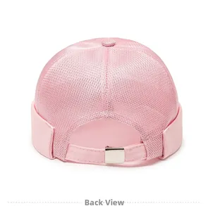 Vue arrière du bonnet docker rose en maille respirante avec boucle de réglage en métal