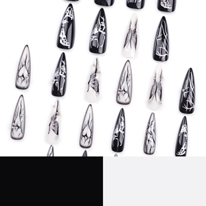 Gothic-Stiletto-Drucknägel in Schwarz-Weiß mit 3D-Schmetterlings- und Herzmotiven