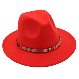 Vue détaillée d'un chapeau fedora rouge en laine avec cordon noir et perles dorées