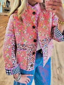 Détail d'une veste matelassée rose avec patchwork de fleurs et boutons sur le devant