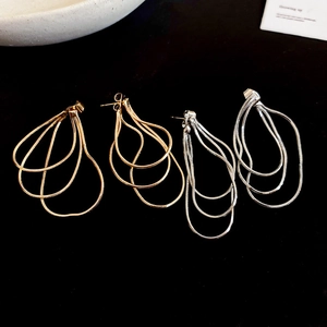Vue détaillée de boucles d'oreilles élégantes à pampilles en maille serpent multicouche