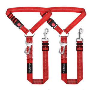 Détail de la ceinture de sécurité rouge pour chien avec bandes réfléchissantes et élastique