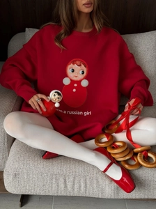 Felpa rossa oversize girocollo con stampa bambola russa per la moda autunno inverno