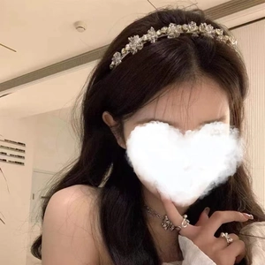 Cerchietto in cristallo con collana a cuore argento e anello a fiocco su modella