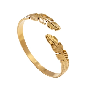 Minimalistisches goldenes Feder-Armreif aus poliertem Edelstahl für Damen