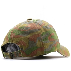 Détail de la casquette de baseball camouflage avec boucle de réglage en métal au dos