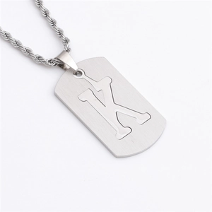 Détail du pendentif plaque militaire en acier argenté avec lettre K ajourée et chaîne corde