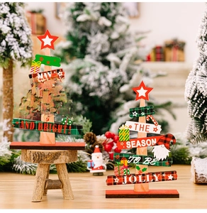 Détails d'ornements de table en bois en forme de sapin avec vœux de Noël en anglais