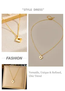 Détails du collier en acier doré avec pendentif géométrique bicolore et chaîne fine