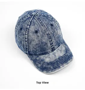 Vista dall'alto di un berretto da baseball in denim lavato vintage con cuciture