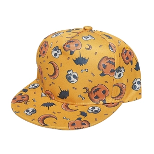 Detail van de Halloween-pompoen en schedelprint op een gele pet met een platte rand
