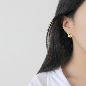 Boucles d'oreilles minimalistes en argent S925 doré en forme de feuille sur modèle