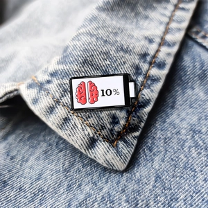 Kreative Emaille-Anstecknadel Gehirn-Batterie mit 10% Text auf Denim-Jacke