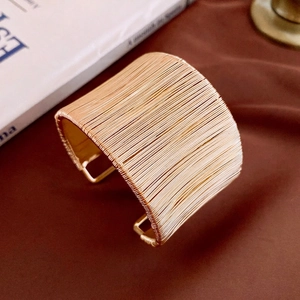Bracelet manchette doré minimaliste en fil enroulé avec design ouvert sur cuir