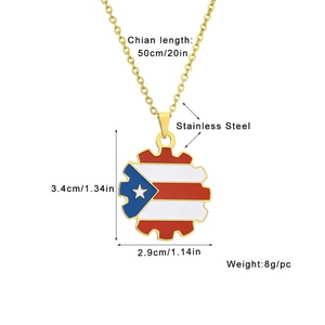 Détail du pendentif drapeau Porto Rico avec émail rouge bleu et chaîne dorée