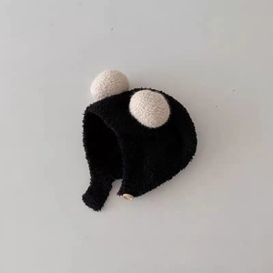 Kinder Strickmütze in Schwarz mit weißen Kunstfell-Bommeln und Ohrenschützern