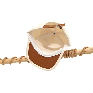 Casquette enfant ours avec visière contrastée présentée sur un support en bois naturel