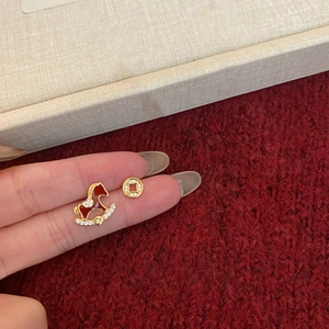 Detailansicht der 18k vergoldeten Schaukelpferd und Münz-Ohrstecker mit Zirkonia