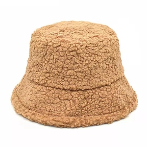 Détail d'un chapeau bob en sherpa caramel montrant la texture douce en polaire peluche