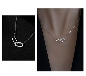 Primo piano e vista indossata di una collana in argento sterling 925 con rettangoli