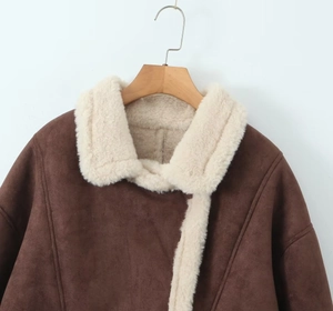 Détail de la veste en suédine marron avec un col à revers en polaire pelucheuse