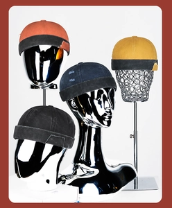 Bonnets docker en quatre couleurs avec détails déchirés et style vintage délavé