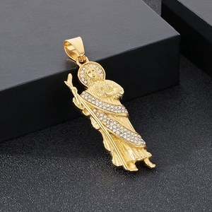 Macro d'un pendentif St. Jude en or avec cristaux brillants et détails métalliques fins