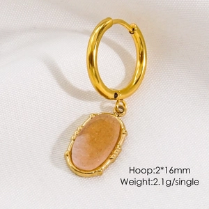 Detail of 16mm gold hoop earring with amber-colored natural stone pendant and 2.1g weight