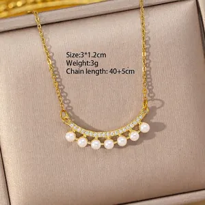 Élégant collier de perles dorées avec cristaux étincelants sur satin beige doux
