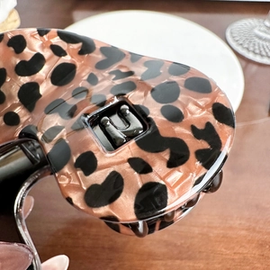Elegant tortoiseshell claw clip with leopard print pattern for women hair styling