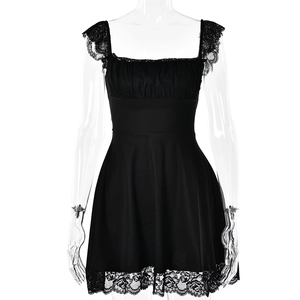 Dettaglio del mini abito nero con schiena scoperta, pizzo elegante e scollatura quadrata