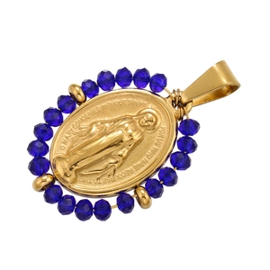 Dettaglio macro del ciondolo medaglia Maria placcato oro 18K con perline blu e incisione