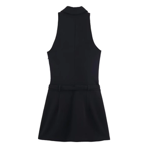 Vue arrière d'une robe blazer courte noire sans manches avec une ceinture à la taille