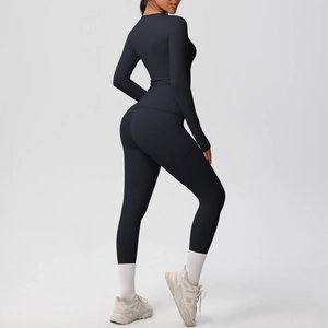 Vue détaillée de l'ensemble de yoga noir montrant le haut à manches longues et le legging