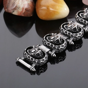 Makroaufnahme des Vintage-Wolfskopf-Armbands aus Titanstahl mit Hammerschlag-Textur