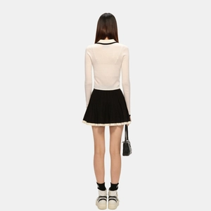 Ensemble haut polo en tricot rétro et mini-jupe plissée avec bordure contrastée vue de dos