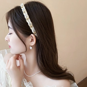 Détail du serre-tête tressé doré et blanc avec perles de style français sur mannequin