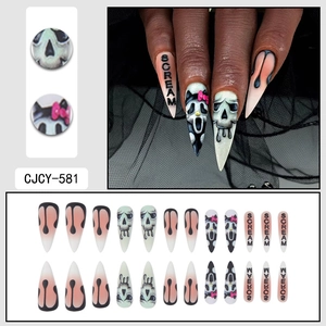 Unghie finte stiletto Halloween con motivi ghostface, gocce di sangue e scream