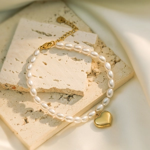 Elegant 18K gold-plated heart pendant pearl bracelet for women with adjustable chain