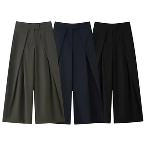 Détails du pantalon à taille haute en vert foncé, bleu marine à rayures et noir classique