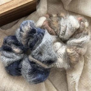 Gros plan de chouchous épais en mohair tricoté bicolore rétro pour les styles d'automne hiver