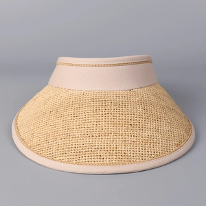Détail de la visière en paille de raphia avec tissage fin et bordure en tissu élégante